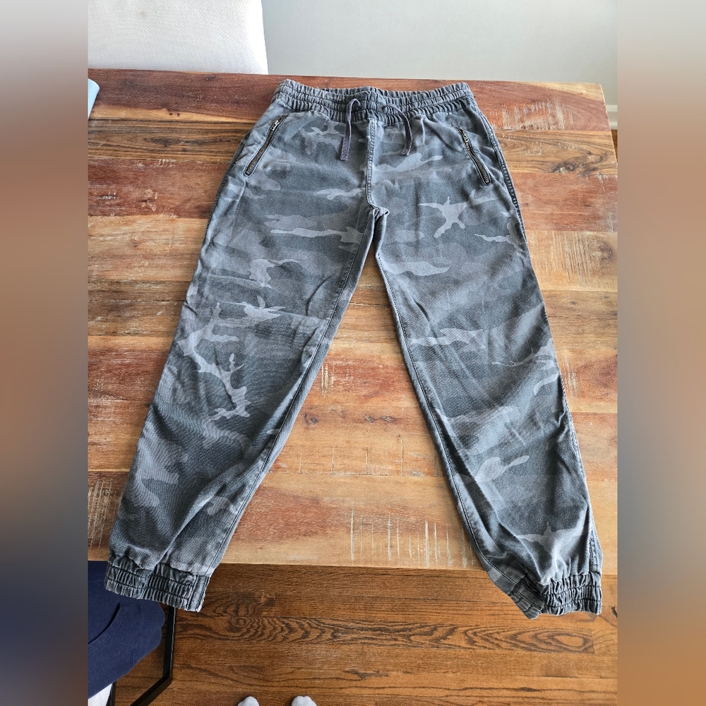 Aritzia TNA Charcoal Camo Joggers
